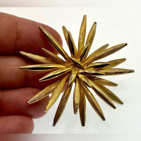 Vintage 50s Signed Boucher Gold Tone Textured Polished Starburst Brooch Pin MCM - Picture 3 of 11